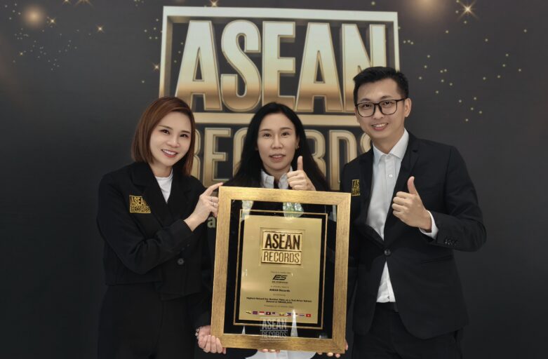 ES Premium Honoured by ASEAN Records for the Highest-Valued Car Number Plate on a Test-Drive Vehicle ES Premium Honoured by ASEAN Records for the Highest-Valued Car Number Plate on a Test-Drive Vehicle