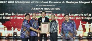 Karl Ho Recognised by ASEAN Records for Achieving the Highest Number of Participants Wearing Batik at a National State-Flower Fashion Collection Launch