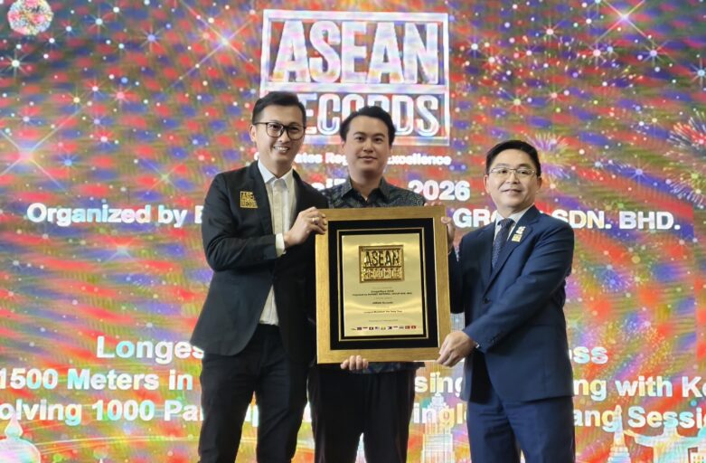 Borneo Referral Group Recognised by ASEAN Records for Achieving the Longest Muhibbah Yee Sang Toss (Measuring 1500 Meters in Length)