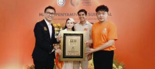 Auntea Jenny Recognised by ASEAN Records for Record-Breaking Mango Pomelo Sago Sales