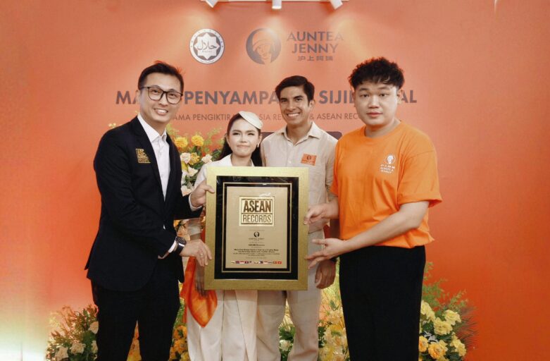 Auntea Jenny Recognised by ASEAN Records for Record-Breaking Mango Pomelo Sago Sales