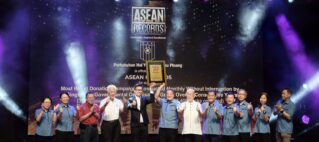 Group of people on a stage holding a framed award during an ASEAN Records event ceremony.