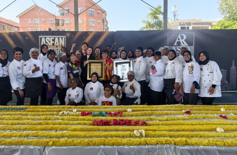 Malaysia Women Chef Association Recognised by ASEAN Records for 640.87-Metre Pulut Semangat Heritage Trail