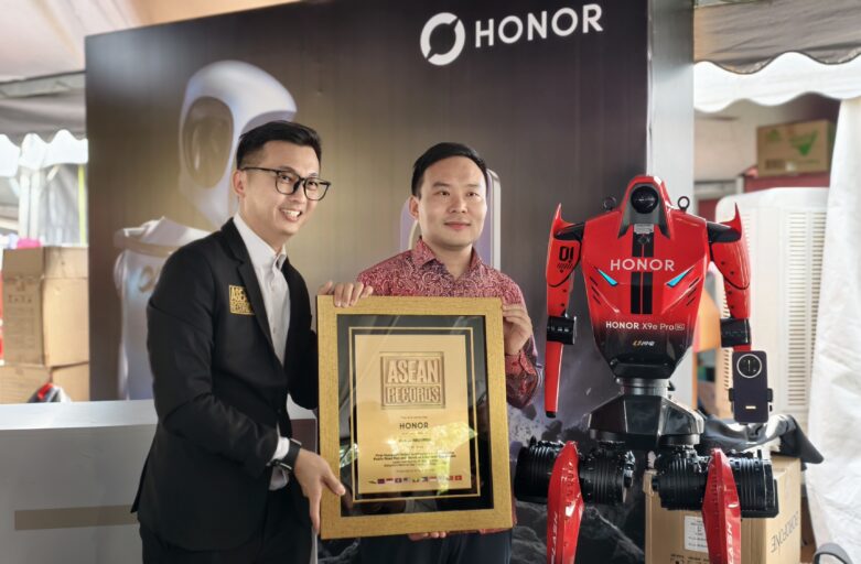 HONOR Recognised by ASEAN Records for First Humanoid Robot to Complete a 10-Kilometre Public Road Run and March in a National Day Parade